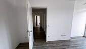 Schlafzimmer mit Tür zum Flur - 2 Zimmer Etagenwohnung zur Miete in Nürnberg
