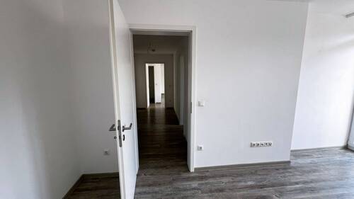 Schlafzimmer mit Tür zum Flur - 2 Zimmer Etagenwohnung zur Miete in Nürnberg