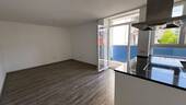 Wohnzimmer mit Tür zum Balkon - 