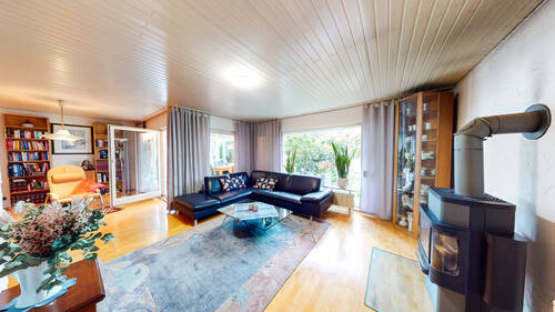 Wohnzimmer mit Ofen und Panorama - 4 Zimmer Mehrfamilienhaus, Wohnhaus in Ingolstadt