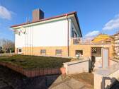 Seitenansicht mit Nebeneingang - 