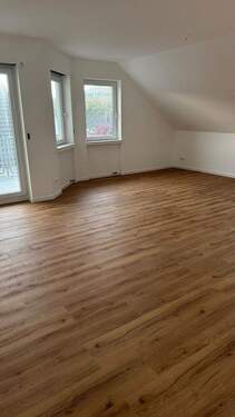 Wohnzimmer - Charmante Dachgeschosswohnung mit Balkon - Erstbezug nach Renovierung in ruhiger Wohnlage