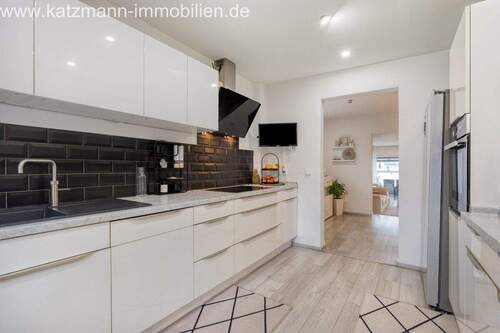 Küche mit Blick ins Ess-/Wohnzimmer - 