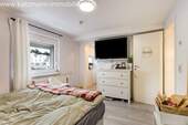 Schlafzimmer 2 mit Blick in den begehbaren Kleiderschrank - 