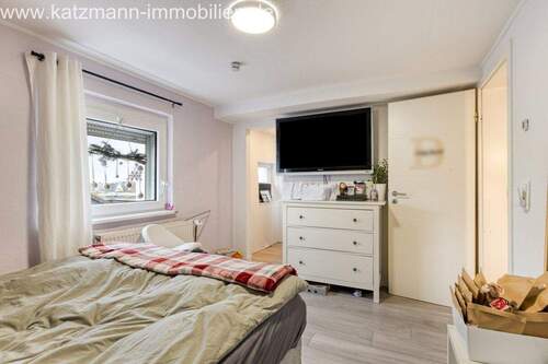 Schlafzimmer 2 mit Blick in den begehbaren Kleiderschrank - 