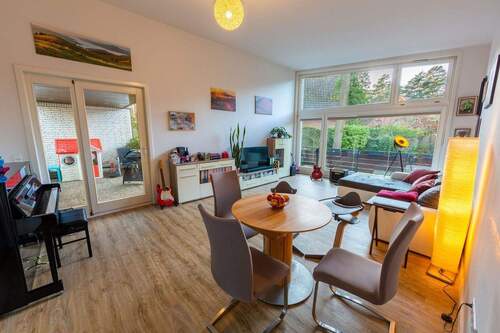 Wohnzimmer im OG - 6 Zimmer Einfamilienhaus zum Kaufen in Hamburg