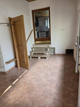 Zimmer 1 und Treppe z. Küche - 2 Zimmer Etagenwohnung zur Miete in Saulheim