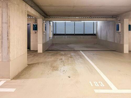 Sehr großer Parkplatz - 
