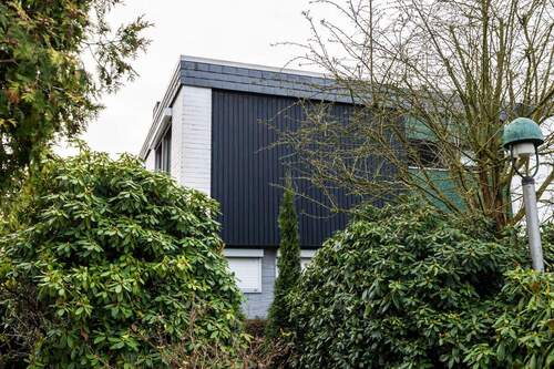 Front - *** riesige DHH in besonderer BAUWEISE auf zwei EBENEN in RUHIGER LAGE ***