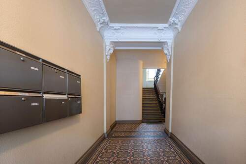 Hauseingangsbereich mit imposanten Stuckelementen - 