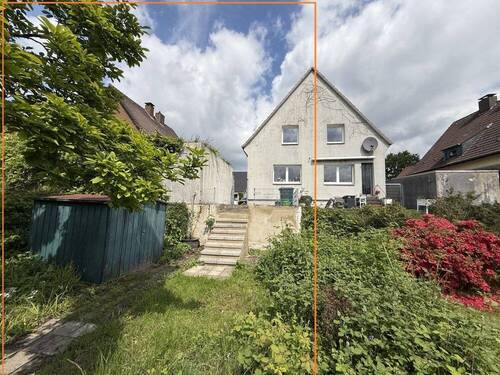 Gartenansicht - Maisonette-Traum im Zweifamilienhaus: ca. 300 m² Garten, Garage und viel Wohnkomfort 