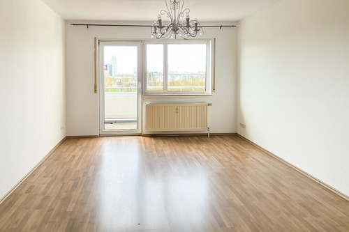 Wohnzimmer mit Balkonzugang (digital entrümpelt) - Etagenwohnung mit 78,00 m² in Markranstädt zum Kaufen