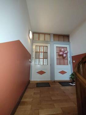 zur Wohnung - 
