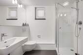 Badezimmer mit Dusche im UG - 