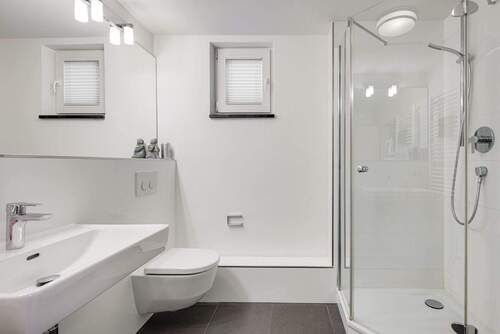 Badezimmer mit Dusche im UG - 