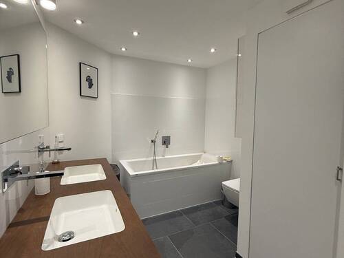 Masterbad mit Badewanne und Dusche - 