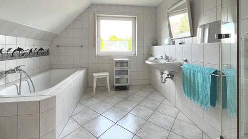 Bad mit Wanne und Dusche - 