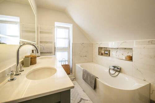 Elternbadezimmer mit Badewanne - 