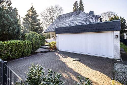 Doppelgarage und Außenstellplatz - 