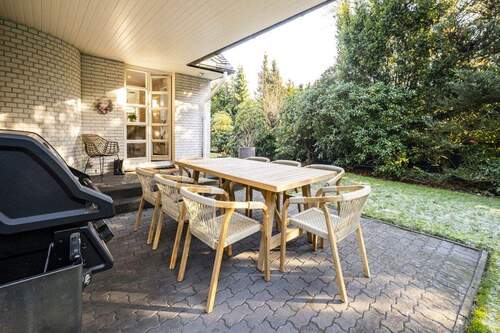 Terrasse ist teilweise überdacht - 