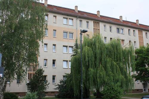 Außenansicht - Wir sanieren eine 2-Raumwohnung im Erdgeschoss mit Balkon in Sandersdorf !
