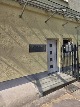 Haustür - 4 Zimmer Etagenwohnung zur Miete in Saulheim
