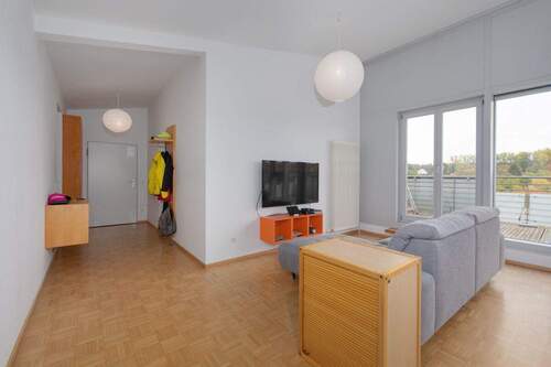 Wohnzimmer und Diele - 3 Zimmer Etagenwohnung zum Kaufen in Karlsruhe / Hohenwettersbach