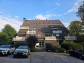 Hausansicht mit Stellplatz - 2 Zimmer Etagenwohnung zum Kaufen in Velbert
