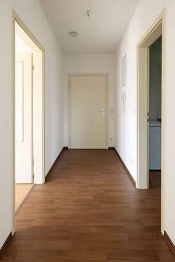 Eingangstüre und Flur - 