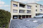 Hausansicht - Naturnahes Wohnen: 3,5 Zi. Wohnung mit Garage und Wintergarten. Energieeff. C