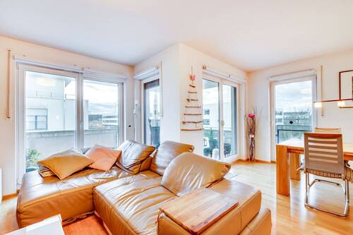 Wohnzimmer - AIGNER - Lichtdurchflutet und modern: Attraktive 4-Zimmer-Wohnung in ruhige Lage