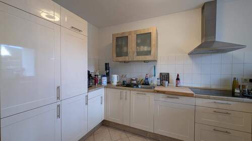 Moderne Küche mit Einbau - Etagenwohnung mit 80,00 m&sup2; in Bornheim zur Miete