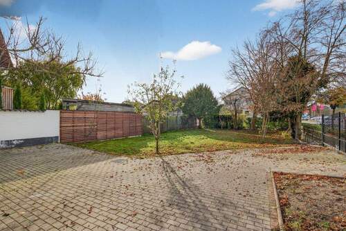 Hof und Auto-Stellplätze - 