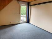 2. Zimmer im Obergeschoss mit Zugang zum Balkon - 