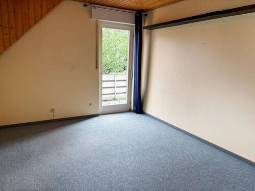 2. Zimmer im Obergeschoss mit Zugang zum Balkon - 