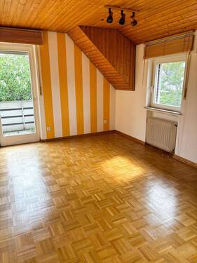 4. Zimmer im Obergeschoss mit Zugang zum Balkon - 