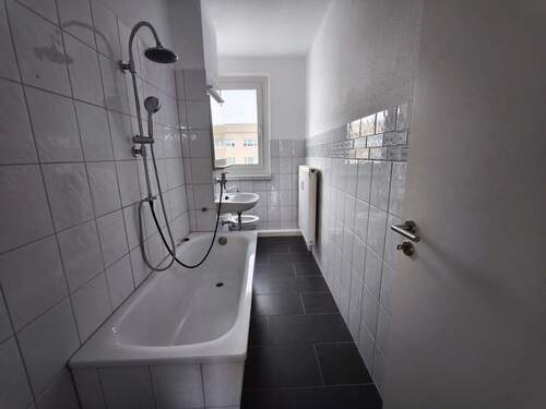 Badezimmer 1 - Etagenwohnung mit 119,30 m&sup2; in Sangerhausen zur Miete