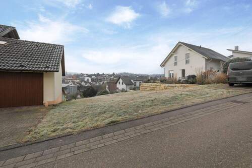 Straßenansicht - Bezahlbares Baugrundstück mit Aussicht