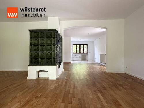 Wohn- und Esszimmer mit Kaminofen - Doppelhaushälfte mit 179,60 m&sup2; in Grafing zum Kaufen