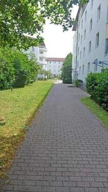 Wohnanlage_Weg_zur_Strasse.jpg - 2 Zimmer Etagenwohnung in Nürnberg