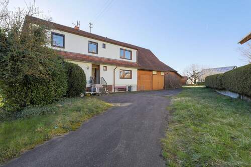 Haus rechts mit Hofzufahrt - 