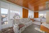 Haus links: Wohnzimmer OG - 1 Zimmer Mehrfamilienhaus, Wohnhaus zum Kaufen in Straubenhardt / Langenalb