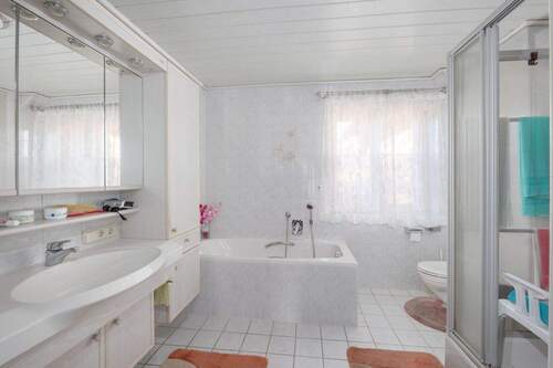 Haus links: Bad OG - 