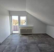 **VISTA Immobilien** Gemütliche Dachgeschoss-Wohnung mit modernem Wannenbad und Balkon - Dieburg