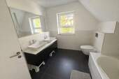 Badezimmer mit Doppelwaschbecken.jpeg - 5 Zimmer Einfamilienhaus zum Kaufen in Wiesbaden