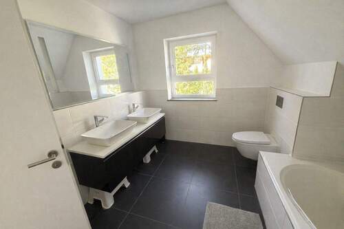 Badezimmer mit Doppelwaschbecken.jpeg - 5 Zimmer Einfamilienhaus zum Kaufen in Wiesbaden