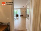 Flur mit Blick ins Wohnzimmer - 2 Zimmer Etagenwohnung in München