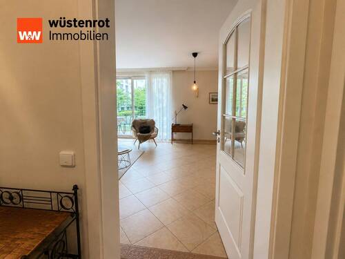 Flur mit Blick ins Wohnzimmer - 2 Zimmer Etagenwohnung in München