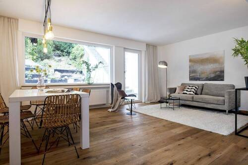 Wohnzimmer II - Für Paare mit Anspruch: 2,5 Zi - Wohnkomfort nach Sanierung mit Privatsphäre wie im eigenen Haus