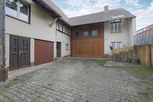 Ansicht Innenhof - 5 Zimmer Einfamilienhaus zum Kaufen in Neuhausen